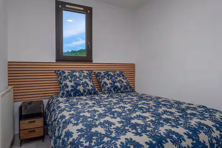 La chambre Douceur avec lit double 140 cm, espace accueillant et lumineux