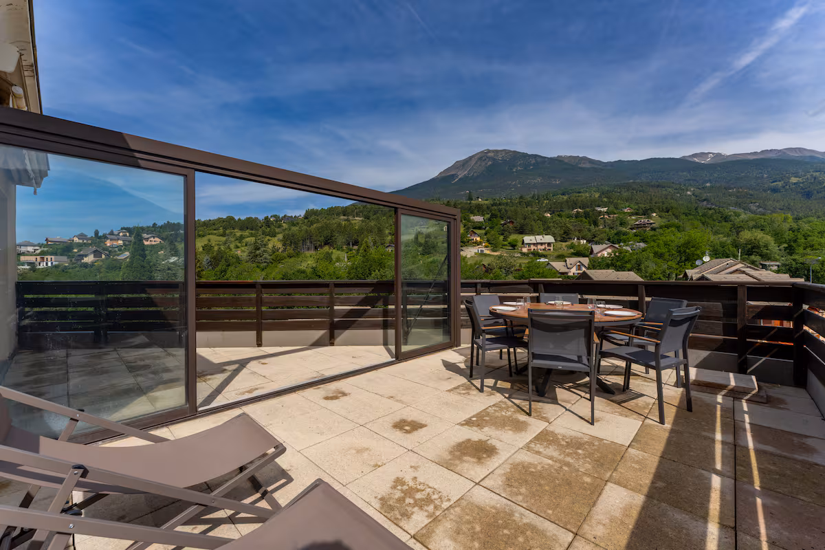La grande terrasse panoramique : lac, sommets des Alpes et cathédrale d'Embrun