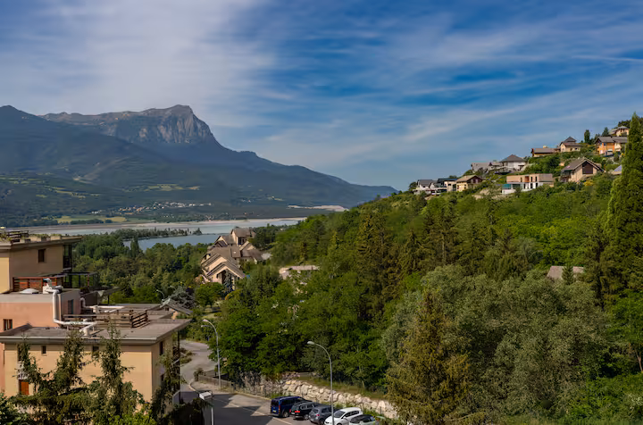 Panorama sur les sommets et un aperçu du lac de Serre-Ponçon