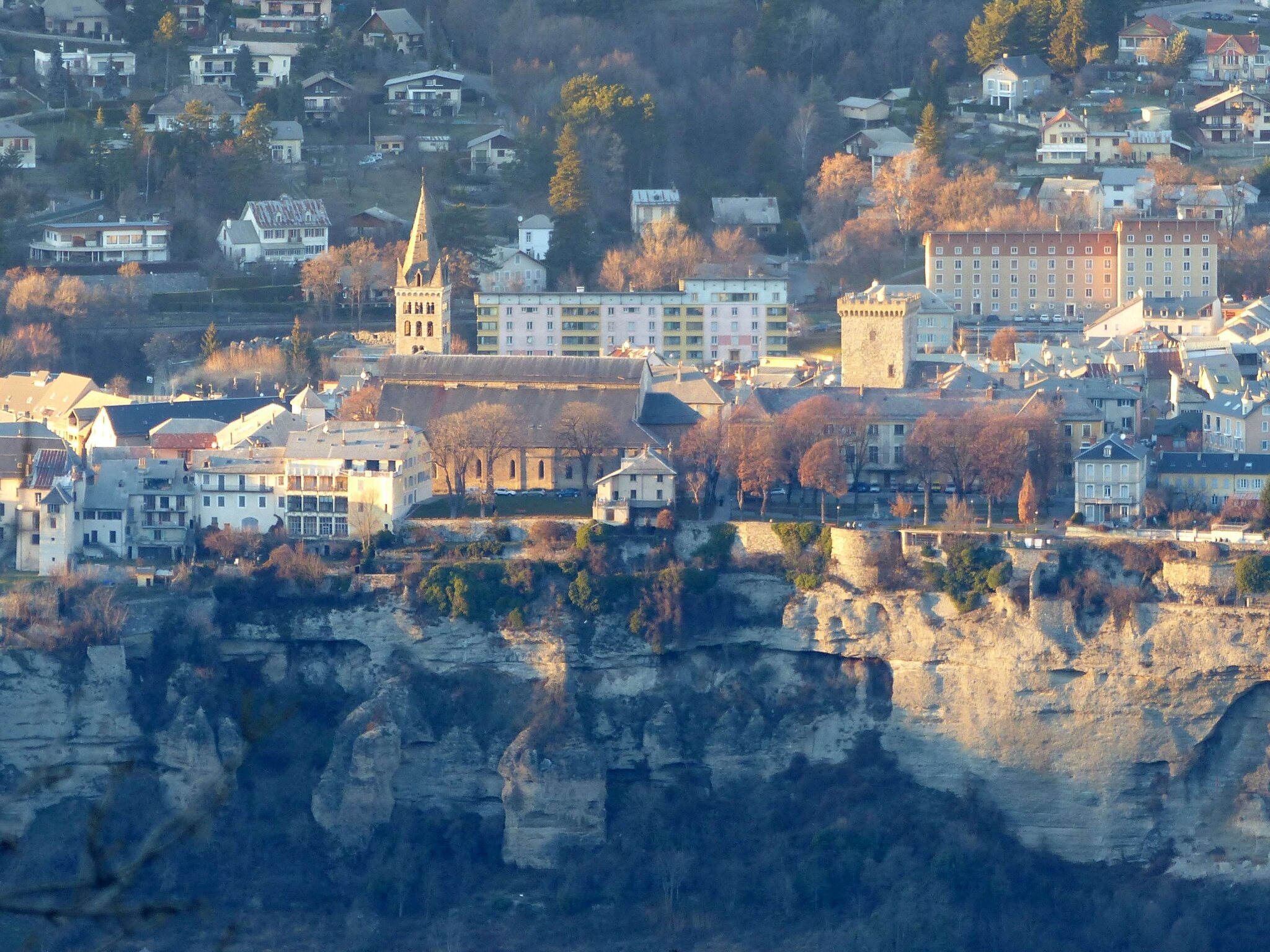 Cathédrale d'Embrun et Tour Brune en lumière hivernale