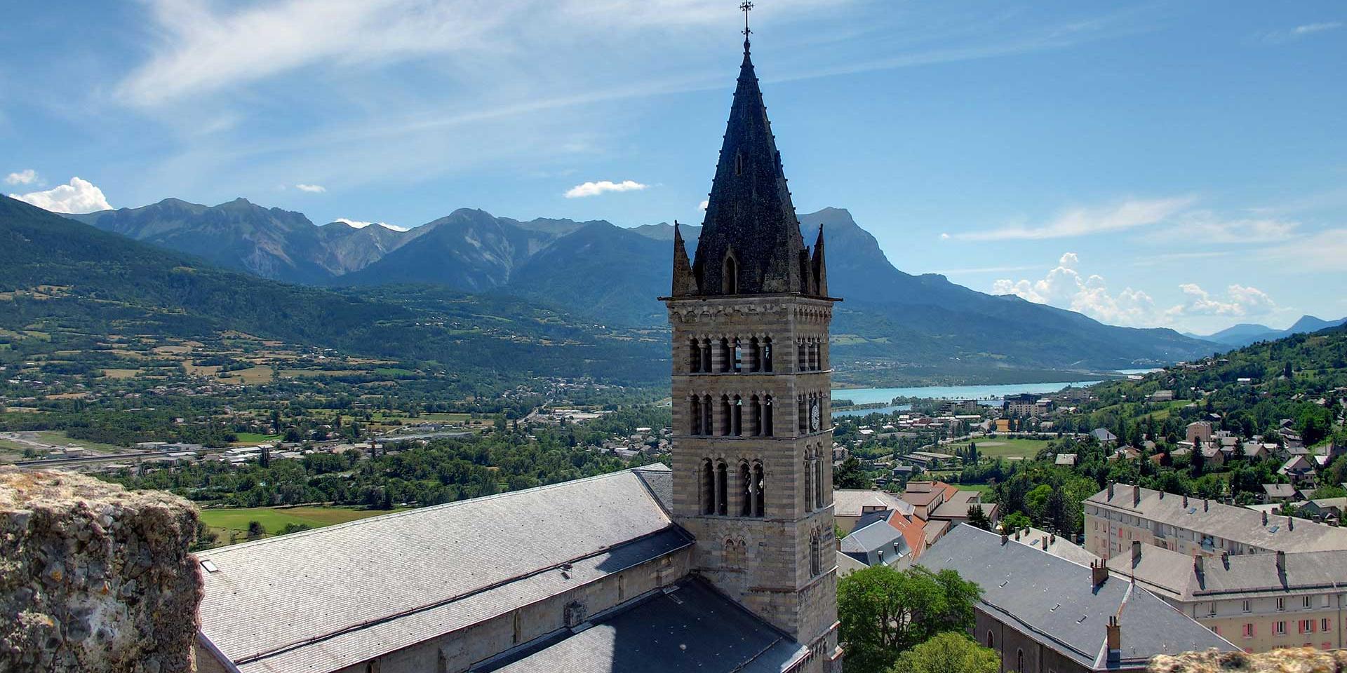 Cathédrale Notre-Dame du Réal d'Embrun et vue sur la vallée du lac de Serre-Ponçon