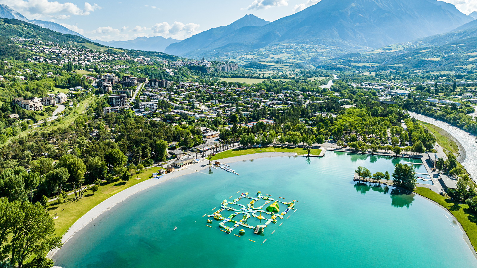 Vue aérienne du plan d'eau d'Embrun avec base de loisirs