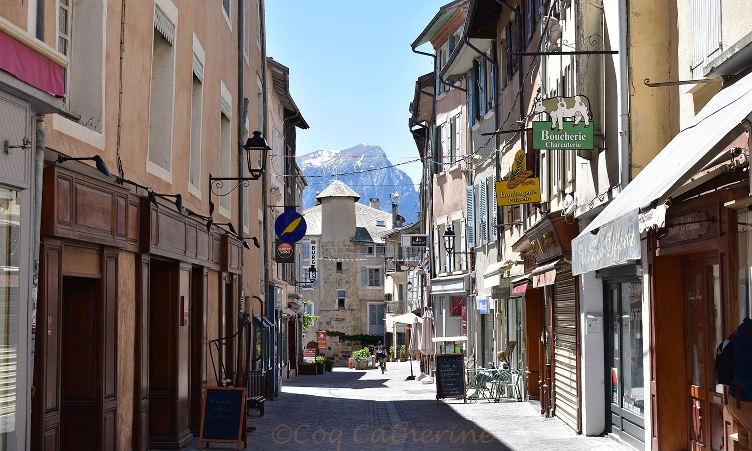 Rue commerçante du centre historique d'Embrun