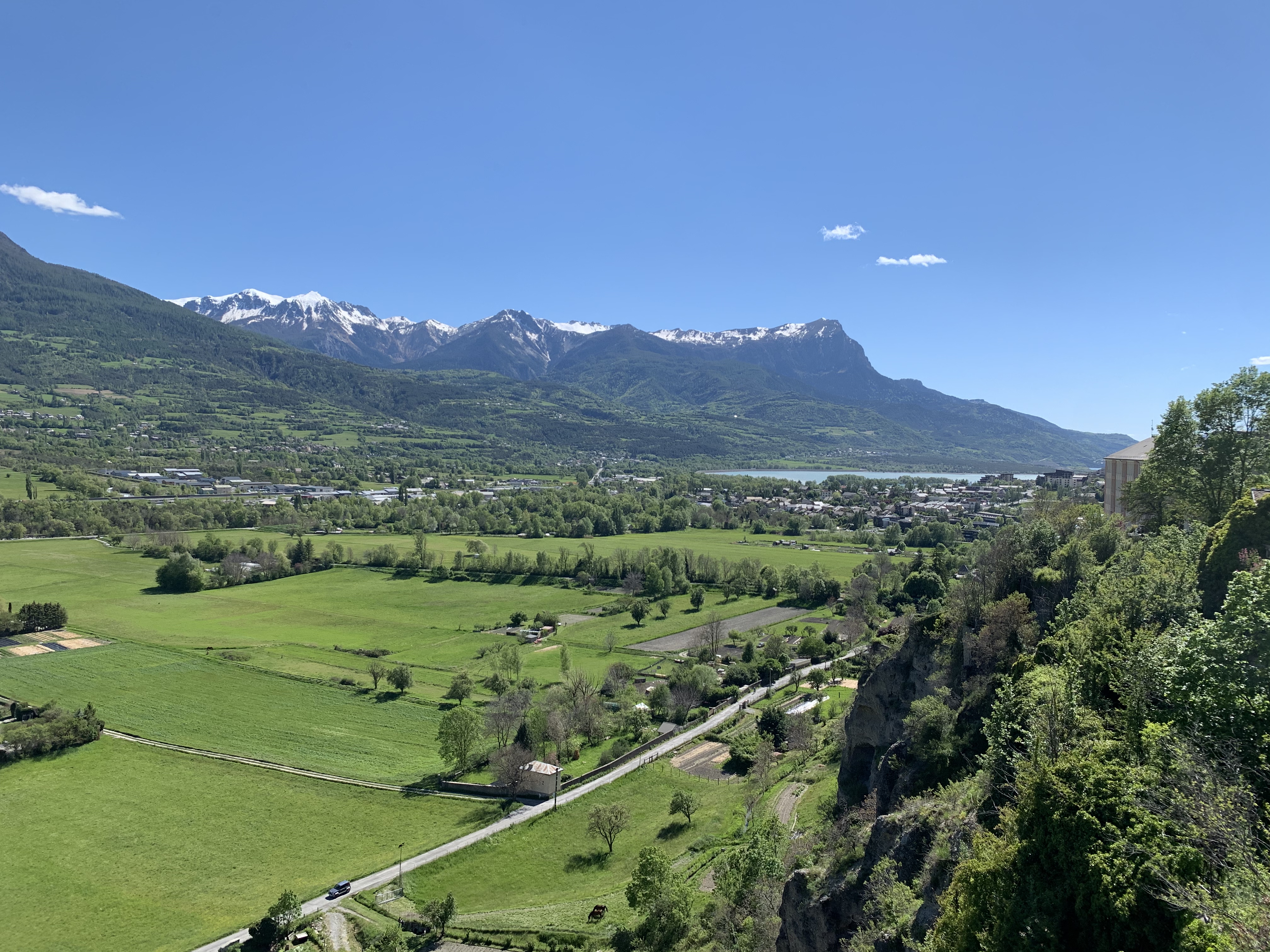 Vue panoramique sur les sommets enneigés des Hautes-Alpes depuis Embrun