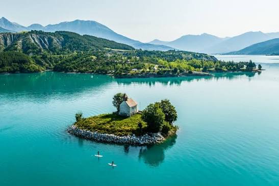 Vue aérienne de la marina du lac de Serre-Ponçon